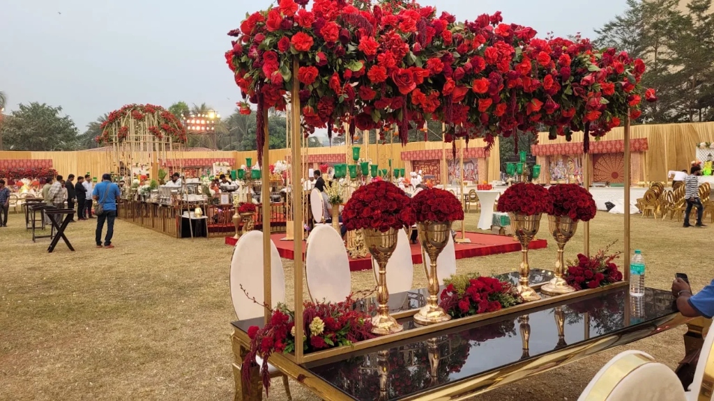 Imperial Gold and Red Rose Royal Banquet Setup